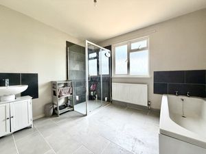 Family Bathroom- click for photo gallery